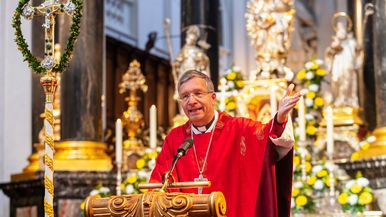 Während des Tages der Priester und Diakone hob Bischof Dr. Michael Gerber im Fuldaer Dom die sakramentale Dimension der Kirche hervor. Foto: Bistum Fulda / Burkhard Beintken 