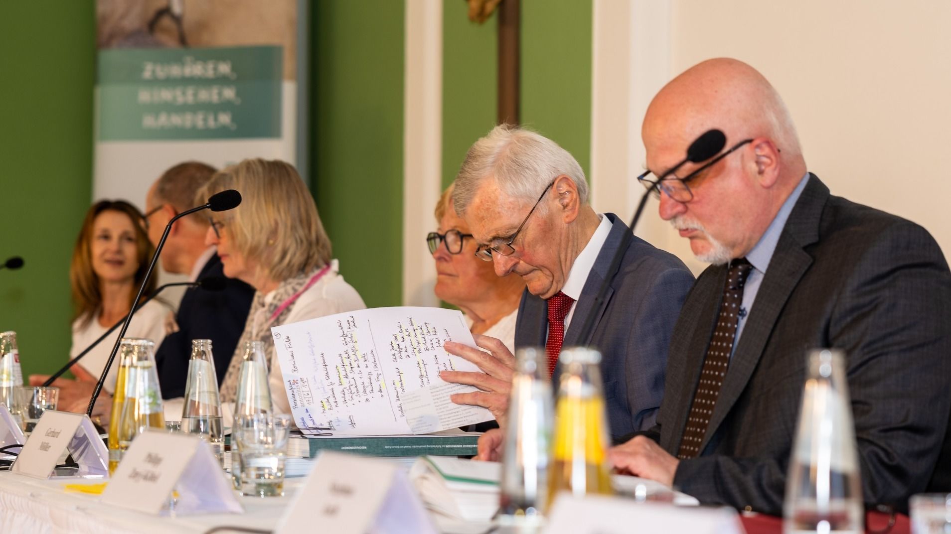 Bischof Dr. Michael Gerber äußerte sich in einem ersten persönlichen Statement zur Übergabe des Abschlussberichts. Er bat um Entschuldigung und kündigt eine sorgfältige Prüfung der Empfehlungen an. Foto: Bistum Fulda / Burkhard Beintken