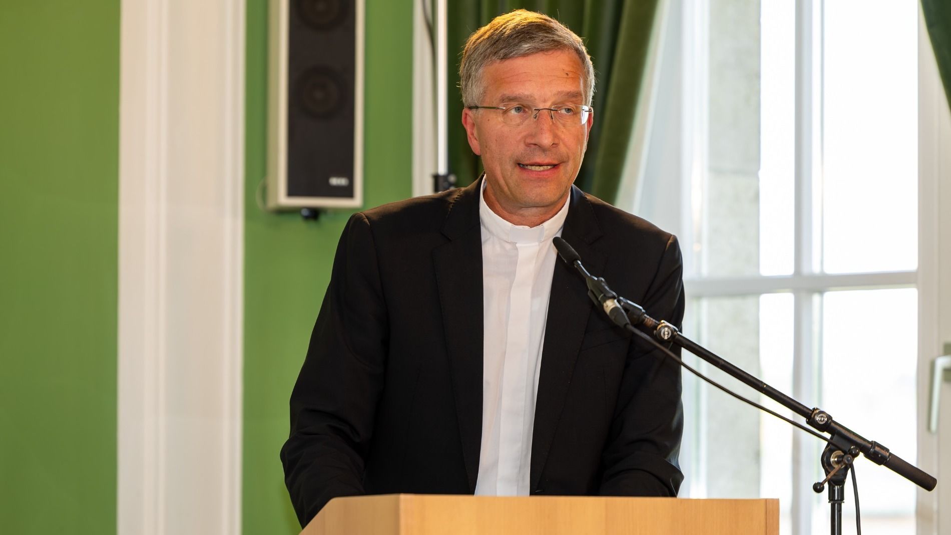 Bischof Dr. Michael Gerber äußerte sich in einem ersten persönlichen Statement zur Übergabe des Abschlussberichts. Er bat um Entschuldigung und kündigt eine sorgfältige Prüfung der Empfehlungen an. Foto: Bistum Fulda / Burkhard Beintken